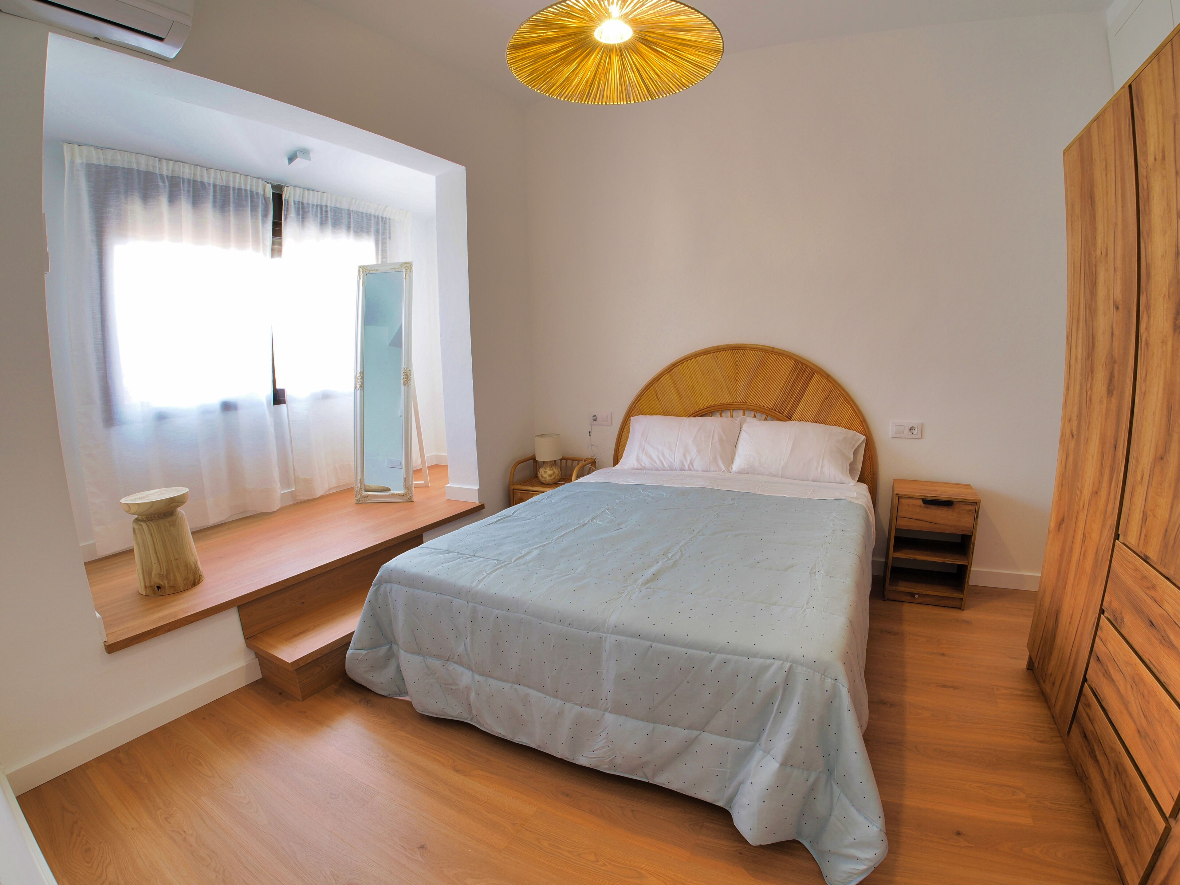 6 slaapkamers, een strijkplank/strijkijzer, wifi, beddengoed