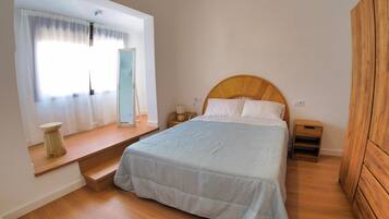 6 slaapkamers, een strijkplank/strijkijzer, wifi, beddengoed