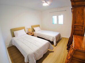 6 bedrooms, iron/ironing board, WiFi, bed sheets - Chalet de Lujocasa Terracota con Piscina, 3 Cocinas, 6 Habitaciones y 6 Baños (Isla Plana)