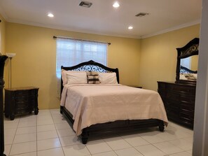 2 chambres, fer et planche à repasser, Wi-Fi, draps fournis