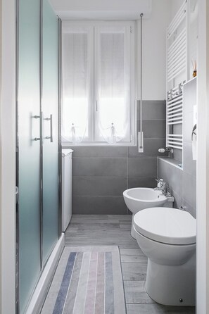 Apartment, Balcony | Bathroom | Shower, free toiletries, hair dryer, bidet - Appartamento a Piazza dell'Unità (Bologna)