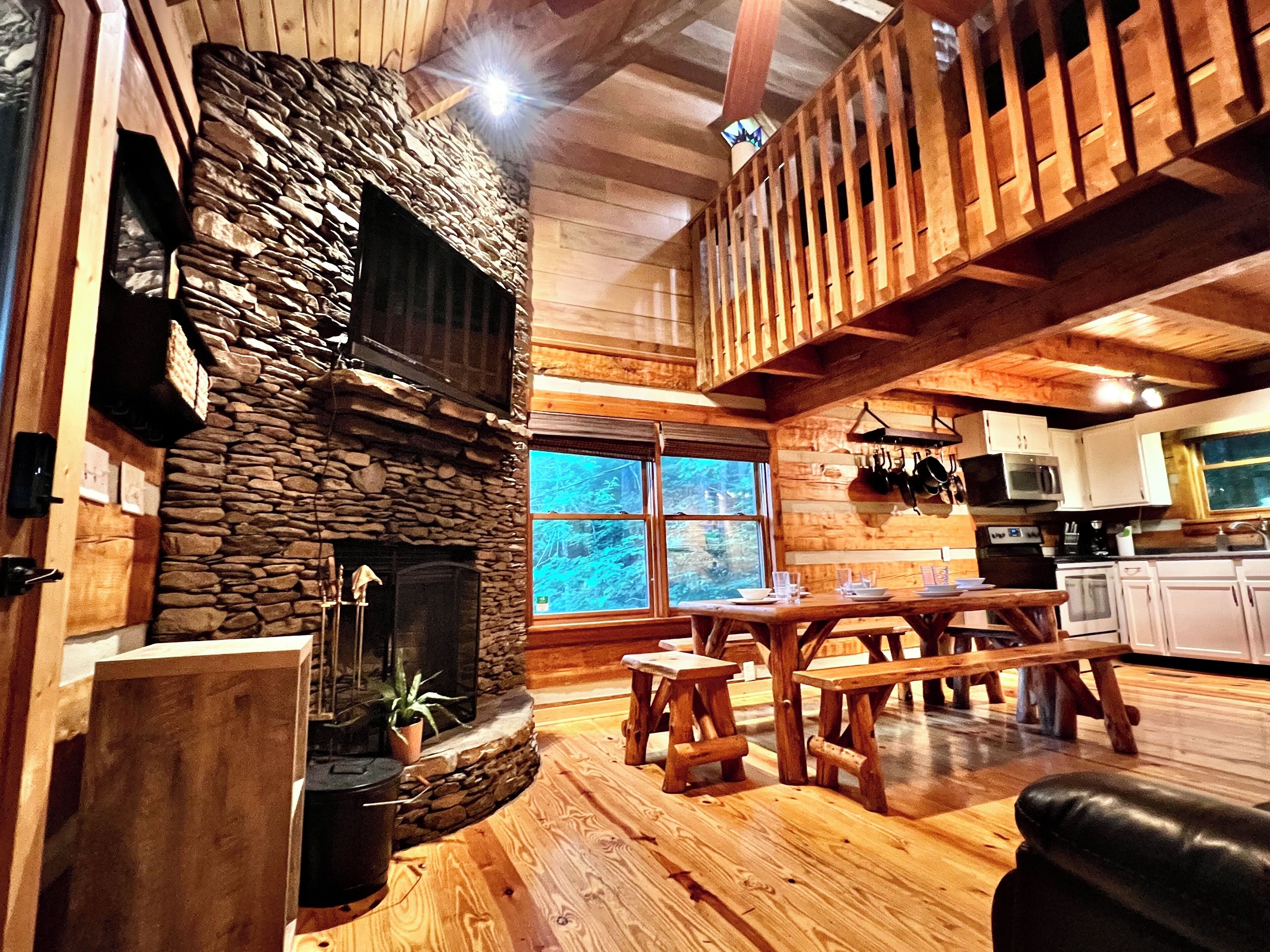 Resort Pool-Theater-Dogs Welcome-Hot Tub-Minutes from Smoky Mountains NTL park