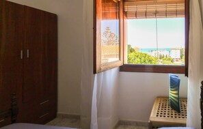 3 bedrooms, travel cot, free WiFi, bed sheets