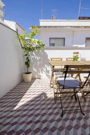 Outdoor dining - beautiful town house situated in between the walls of the historic town, Lagos. (Lagos)