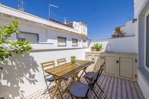 Outdoor dining - beautiful town house situated in between the walls of the historic town, Lagos. (Lagos)