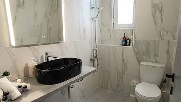 Dusche, Haartrockner, Handtücher, Seife
