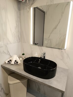 Dusche, Haartrockner, Handtücher, Seife