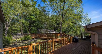 5 bedroom Family campus with three separate kitchens 15 min from Ft Moore