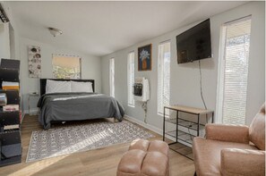 5 bedrooms, iron/ironing board, WiFi, bed sheets