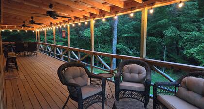 Cozy lake house w/ spacious deck, BBQ/fire pit. Boat ramp1 mi away Pet friendly!