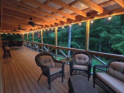 Cozy lake house w/ spacious deck, BBQ/fire pit. Boat ramp1 mi away Pet friendly!