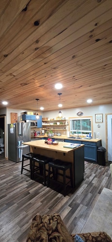 Family lake escape! Huge deck/BBQ/fire pit. Bunk room. 5 min to boat ramp! Pets!