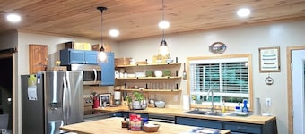 Family lake escape! Huge deck/BBQ/fire pit. Bunk room. 5 min to boat ramp! Pets!