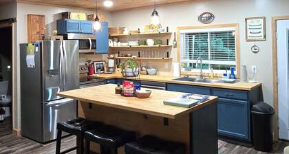 Family lake escape! Huge deck/BBQ/fire pit. Bunk room. 5 min to boat ramp! Pets!