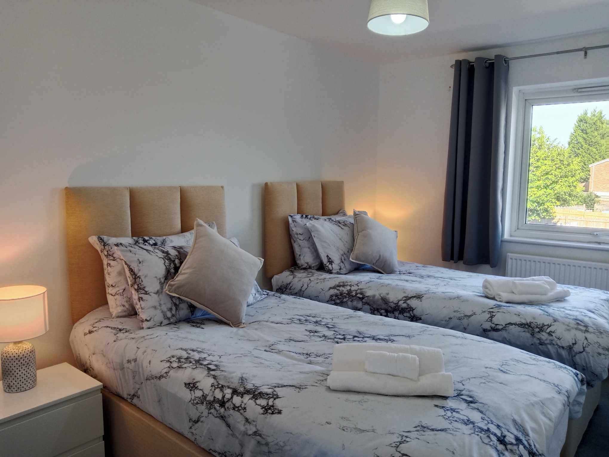 3 habitaciones, tabla de planchar con plancha, wifi y ropa de cama 