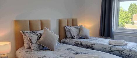 3 habitaciones, tabla de planchar con plancha, wifi y ropa de cama