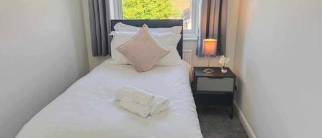 3 habitaciones, tabla de planchar con plancha, wifi y ropa de cama