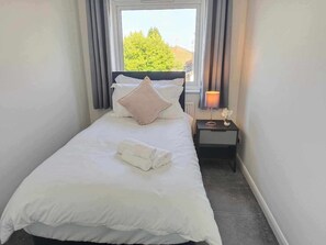 3 bedrooms, iron/ironing board, WiFi, bed sheets - Monmouth House Aylesbury Premier Quality Accommodation Sleeps Up to 6 Guests (Aylesbury)
