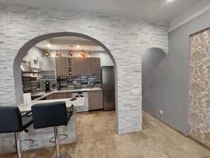 Microwave, oven, stovetop, dishwasher - Charmant Appartement (Tarascon)