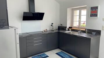 Een koffiezetapparaat/waterkoker, een koelkast, een magnetron, een oven