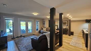 TV connectée, cheminée, livres