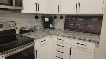 Een koelkast, een magnetron, een oven, een kookplaat