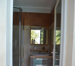 Shower, free toiletries, hair dryer, towels - Studio 5mn from the lake with private terrace in Mediterranean house. (Mèze)