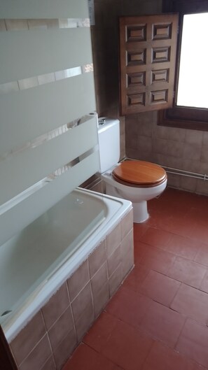 Towels, soap, shampoo, toilet paper