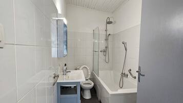 SĂšche-cheveux, serviettes fournies, savon, shampoing