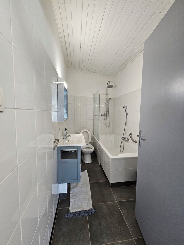 Secadora de cabello, toallas, jabón, shampoo 