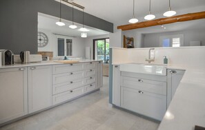 Geladeira, fogão, lava-louças, cafeteira/chaleira