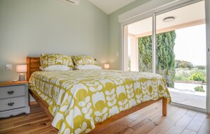 5 bedrooms, travel cot, free WiFi, bed sheets - Awesome home in Saint-Siffret with WiFi (Saint-Siffret)