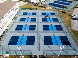 Sports court - 2/2, Sleeps 6, 9 hole golf course on site, pool out your front door, 8 min.beach (Destin)