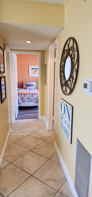 Interior - 2/2, Sleeps 6, 9 hole golf course on site, pool out your front door, 8 min.beach (Destin)
