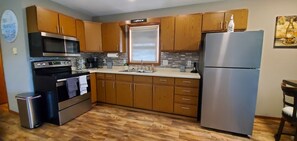 Fridge, microwave, oven, stovetop - Peaceful retreat on Fawn Lake, local Winery, & minutes from the Dells! (Wisconsin Dells)