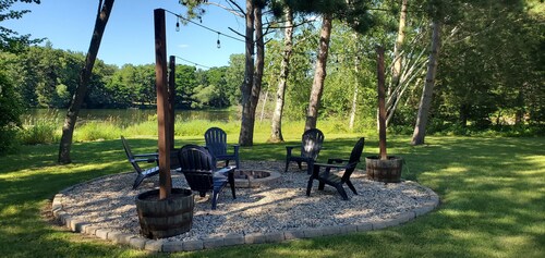 Peaceful retreat on Fawn Lake, local Winery, & minutes from the Dells!