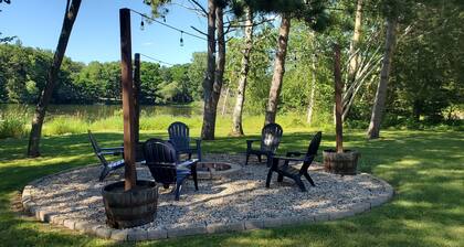 Peaceful retreat on Fawn Lake, local Winery, & minutes from the Dells!