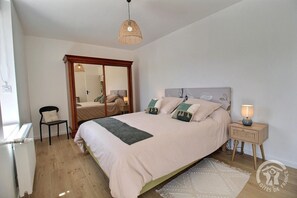 2 habitaciones, escritorio, tabla de planchar con plancha y wifi gratis 