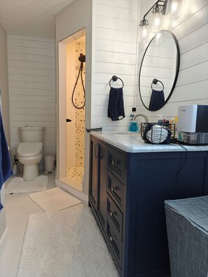 Asciugacapelli, asciugamani, sapone, carta igienica