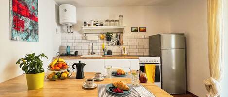 Réfrigérateur, un four, surface de cuisson, bouilloire électrique