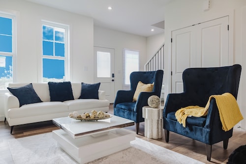 Brown's Family Home ,4 Bedrooms-3Bathrooms ,10 mins to YEG Airport