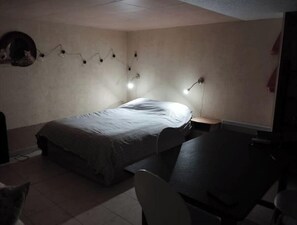 1 dormitorio, tabla de planchar con plancha, cuna de viaje y wifi gratis