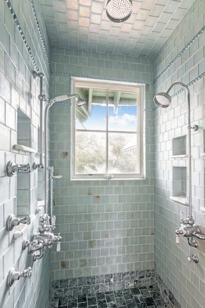 Dusche, Haartrockner, HandtĂŒcher