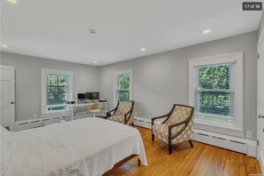 4 bedrooms, iron/ironing board, WiFi, bed sheets - Long Island waterfront beauty sleeps up to 12, just minutes from Great South Bay (Center Moriches)