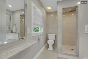 Dusch, hårtork, handdukar och tvål