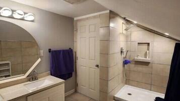 Douche, sĂšche-cheveux