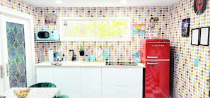 Geladeira, micro-ondas, cooktop, cafeteira/chaleira