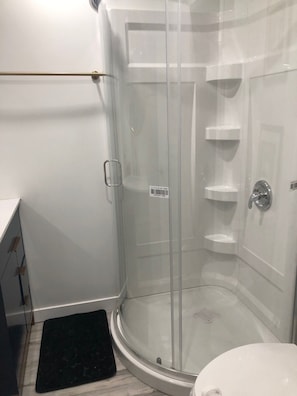 Dusj, hårføner, håndklær og såpe