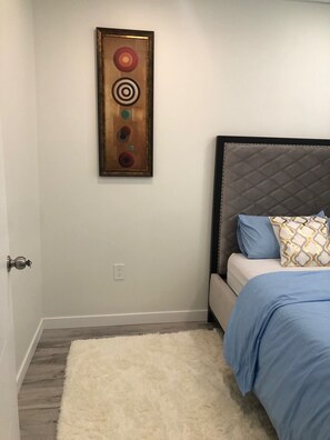 2 bedrooms, desk, iron/ironing board, free WiFi - Marie's place-unwind and relax (Winnipeg)