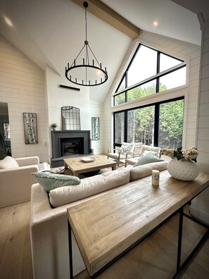 Smart TV, fireplace, ping pong